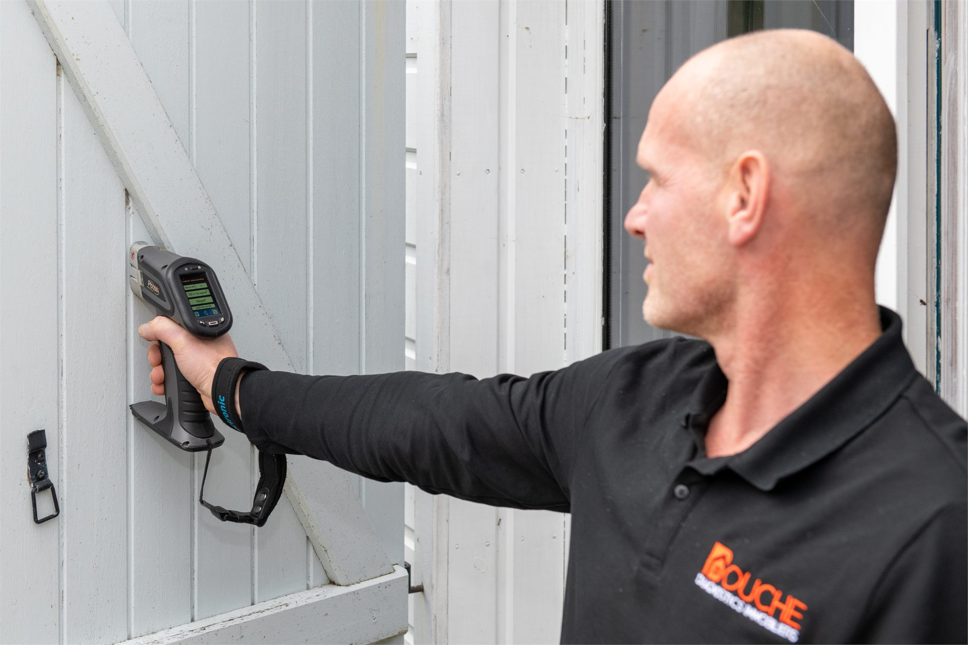 Diagnostiqueur immobilier Bouche Diagnostics réalisant un contrôle sur un bâtiment en Maine-et-Loire
